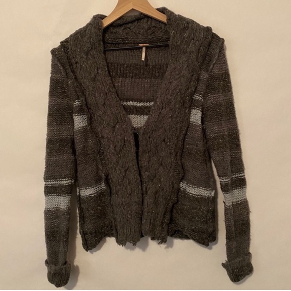 Women's Black and Gray Sweater - Picture 3 of 5